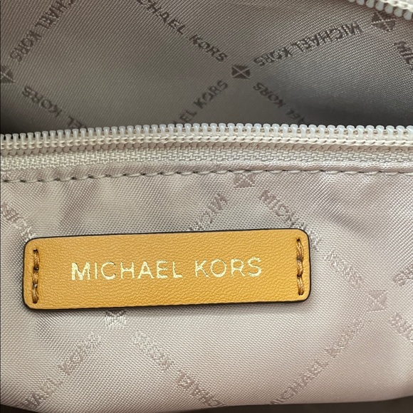 Michael Kors Hope large satchel in marigold yellow saffiano leather. - Picture 11 of 15